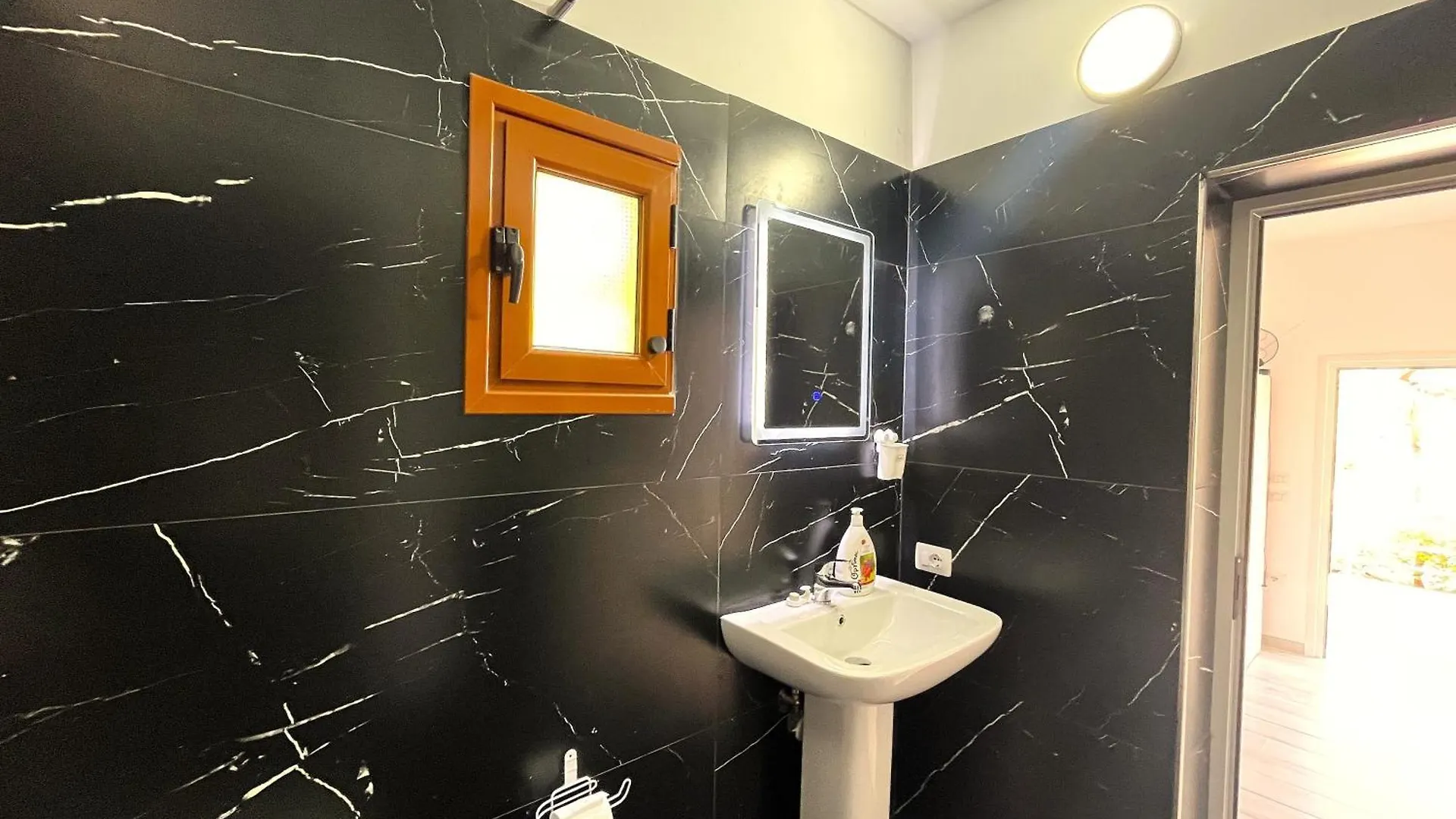 Ξενοδοχείο με διαμερίσματα Quiet Blue Guesthouse Vlorë